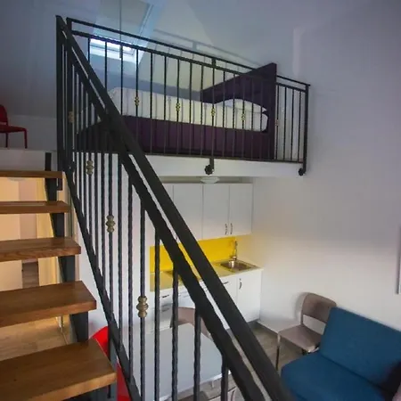 شقة Luka's - ''no.9'' Gallery One-bedroom With Balcony... *